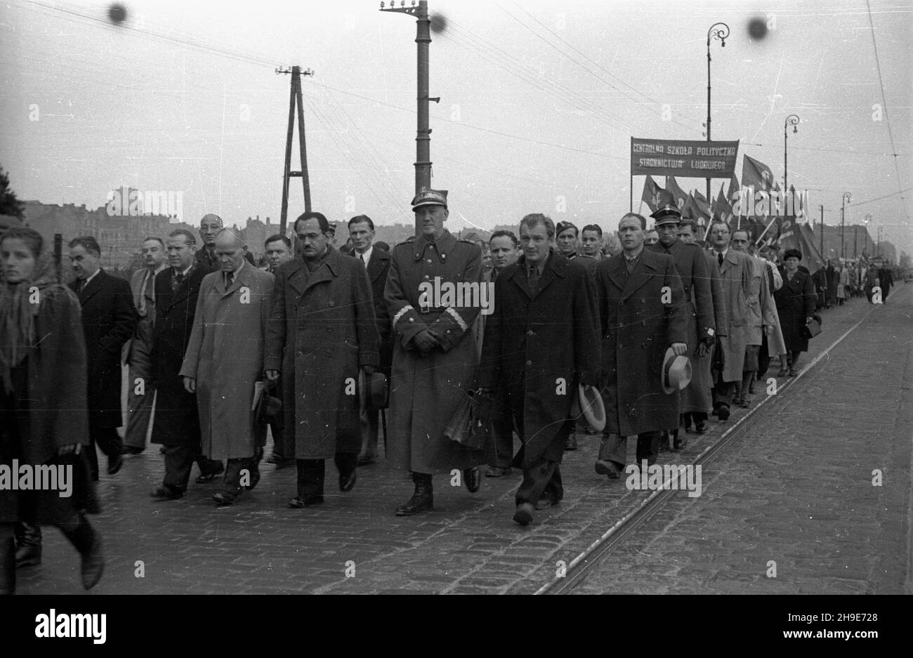 Varsovie, 1947-10-12.Uroczystoœci zwi¹zane z ekshumacj¹ zw³ok dzia³acza ludowego Tomasza Nocznickiego.Przewiezienie trumny ze S³omnik do Lipia ko³o Grójca i poœmiertna dekoracja Orderem Odrodzenia Polski i klasy.NZ. Pochód Alejami Jerozolimskili W kierunku Dworca G³ównego, na który przyjecha³ poci¹g wioz¹cy trurnê ze S³omnik.OD lewej id¹: prezydent Warszawy Stanis³aw To³wiñski (2L), wicepremier Antoni Korzycki (4L), ministre bez teki Winicenty Rzymowski (5L), prezes Stronnictwa Ludowego, ministre bez teki Wincenty Baranowski (6L), ministre leœnictwa Boles³aw Podedworny (7L), prezes Banque D'Images