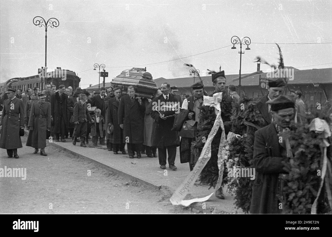 Varsovie, 1947-10-12.Uroczystoœci zwi¹zane z ekshumacj¹ zw³ok dzia³acza ludowego Tomasza Nocznickiego.Przewiezienie trumny ze S³omnik do Lipia ko³o Grójca i poœmiertna dekoracja Orderem Odrodzenia Polski i klasy.NZ.G³ówny.Przeniesienie trumny z poci¹gu (którym przywieziono j¹ ze) S³omnik do samochodu (którym zawieziono j¹ do Lipia).Trumnê nios¹ m.in. Prezes Stronnictwa Ludowego, ministre bez teki Wincenty Baranowski (P), wicepremier Antoni Korzycki (2P), ministre leœnictwa Boles³aw Podedworny (3P), prezes klubu sejmowego Stronnictwa Ludowego, wiceminister Jan Micha³ Grubecki (4P) Banque D'Images