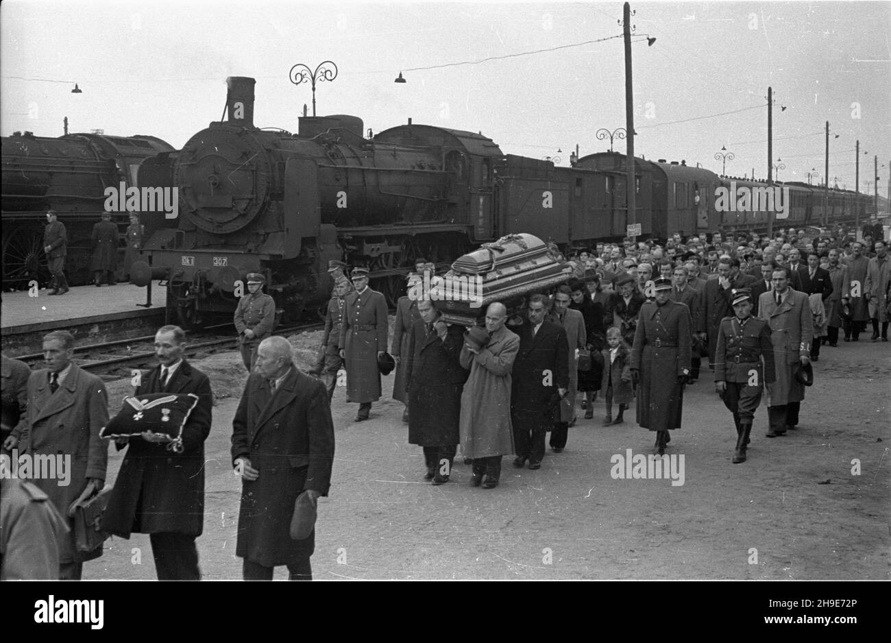 Varsovie, 1947-10-12.Uroczystoœci zwi¹zane z ekshumacj¹ zw³ok dzia³acza ludowego Tomasza Nocznickiego.Przewiezienie trumny ze S³omnik do Lipia ko³o Grójca i poœmiertna dekoracja Orderem Odrodzenia Polski i klasy.NZ.G³ówny.Przeniesienie trumny z poci¹gu (którym przywieziono j¹ ze) S³omnik do samochodu (którym zawieziono j¹ do Lipia).Trumnê nios¹ m.in. Wicepremier Antoni Korzycki (L), prèze Stronnictwa Ludowego, ministre bez teki Wincenty Baranowski (2L), prezydent Warszawy Stanis³aw To³wiñski (3L), wicemister Jan Drewnowski (4L). wb/PAP grVarsovie, le 12 octobre 1947.Cérémonie Banque D'Images