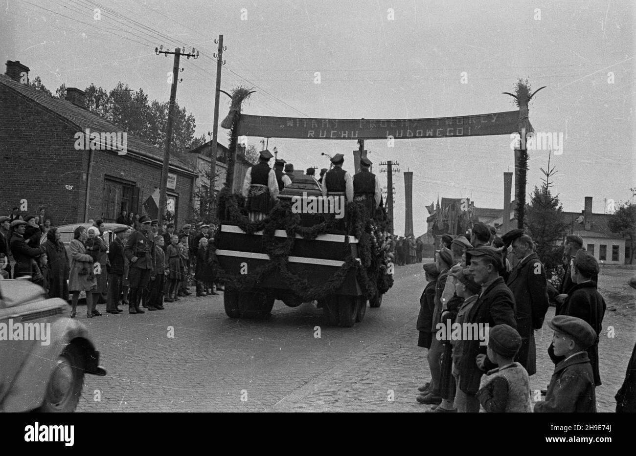 Lipie, 1947-10-12.Uroczystoœci zwi¹zane z ekshumacj¹ zw³ok dzia³acza ludowego Tomasza Nocznickiego.Przewiezienie trumny ze S³omnik do Lipia ko³o Grójca i poœmiertna dekoracja Orderem Odrodzenia Polski i klasy.NZ. Przewiezienie trumny na ciê¿arówce z Warszawy do Lipia. wb/gr PAPLipie, 12 octobre 1947.Cérémonies liées à l'exhumation du corps d'un militant paysan Tomasz Nocznicki.Le cercueil a été transporté de Slomiki à Lipie près de Grojec et Nocznicki a été décoré à titre posthume avec l'ordre de Polonia Restituta de la 1ère classe.Photo : le cercueil a été transporté sur un camion Banque D'Images