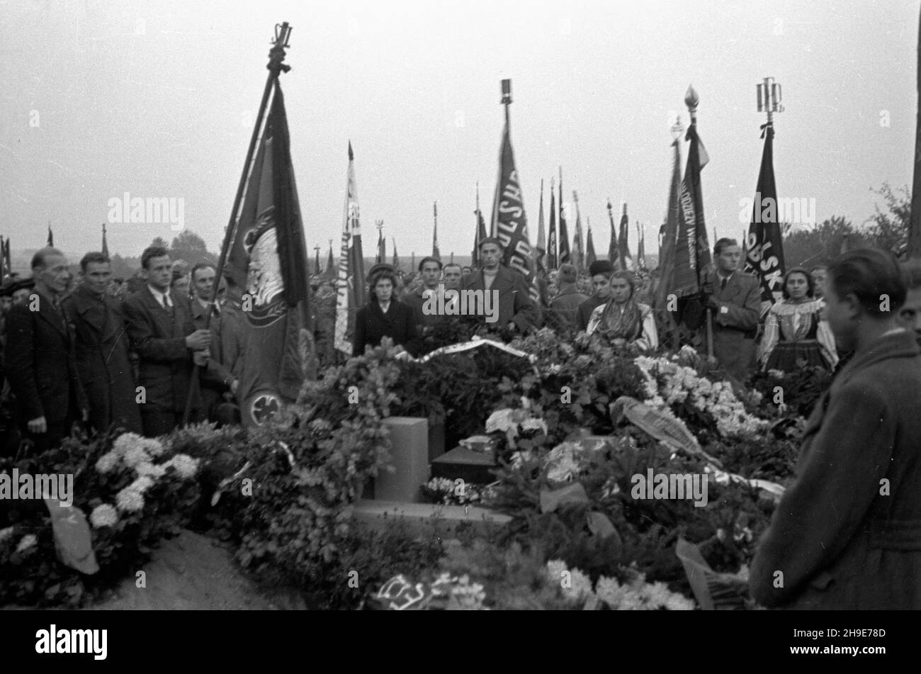 Lipie, 1947-10-12.Uroczystoœci zwi¹zane z ekshumacj¹ zw³ok dzia³acza ludowego Tomasza Nocznickiego.Przewiezienie trumny ze S³omnik do Lipia ko³o Grójca i poœmiertna dekoracja Orderem Odrodzenia Polski i klasy.NZ. Przedstawiciele partii ze sztandarami podczas uroczystoœci na cmentarzu. wb/gr PAPLipie, 12 octobre 1947.Cérémonies liées à l'exhumation du corps d'un militant paysan Tomasz Nocznicki.Le cercueil a été transporté de Slomiki à Lipie près de Grojec et Nocznicki a été décoré à titre posthume avec l'ordre de Polonia Restituta de la 1ère classe.Photo : représentant de fête Banque D'Images