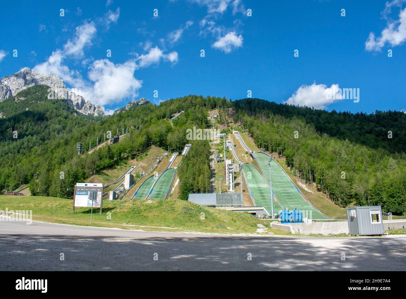 Planica ski sautant les collines en été.Le Planica Nordic Centre.Alpes juliennes.Slovénie.Europe. Banque D'Images