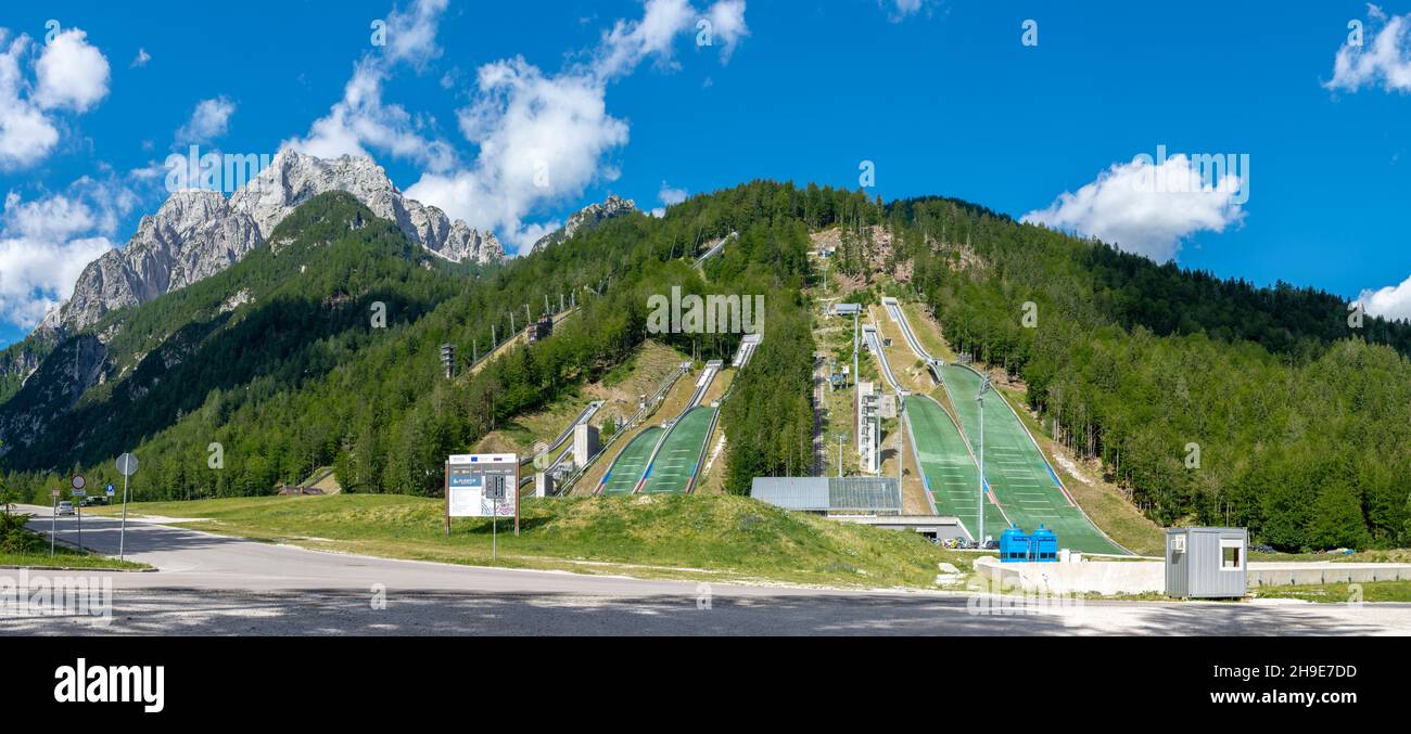 Planica ski sautant les collines en été.Le Planica Nordic Centre.Alpes juliennes.Slovénie.Europe. Banque D'Images