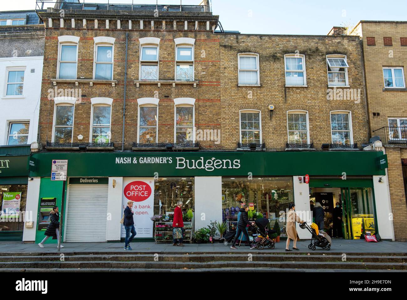 Nash et Gardener's Budgens supermarché avec poste avec les gens passant Upper Street London Borough of Islington Banque D'Images