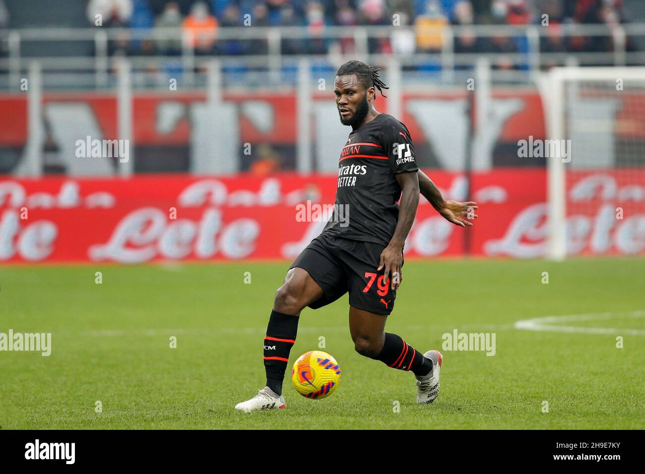 Milan, Italie.04e décembre 2021.Frank Kessiè (milieu de terrain de Milan) en action pendant la série Un match 2021-2022 jour 16 entre AC Milan et Salernitana au stade San Siro à Milan, Italie, le 4 décembre 2021.AC Milan a gagné 2-0.(Photo de Fabrizio Andrea Bertani/Pacific Press/Sipa USA) crédit: SIPA USA/Alay Live News Banque D'Images