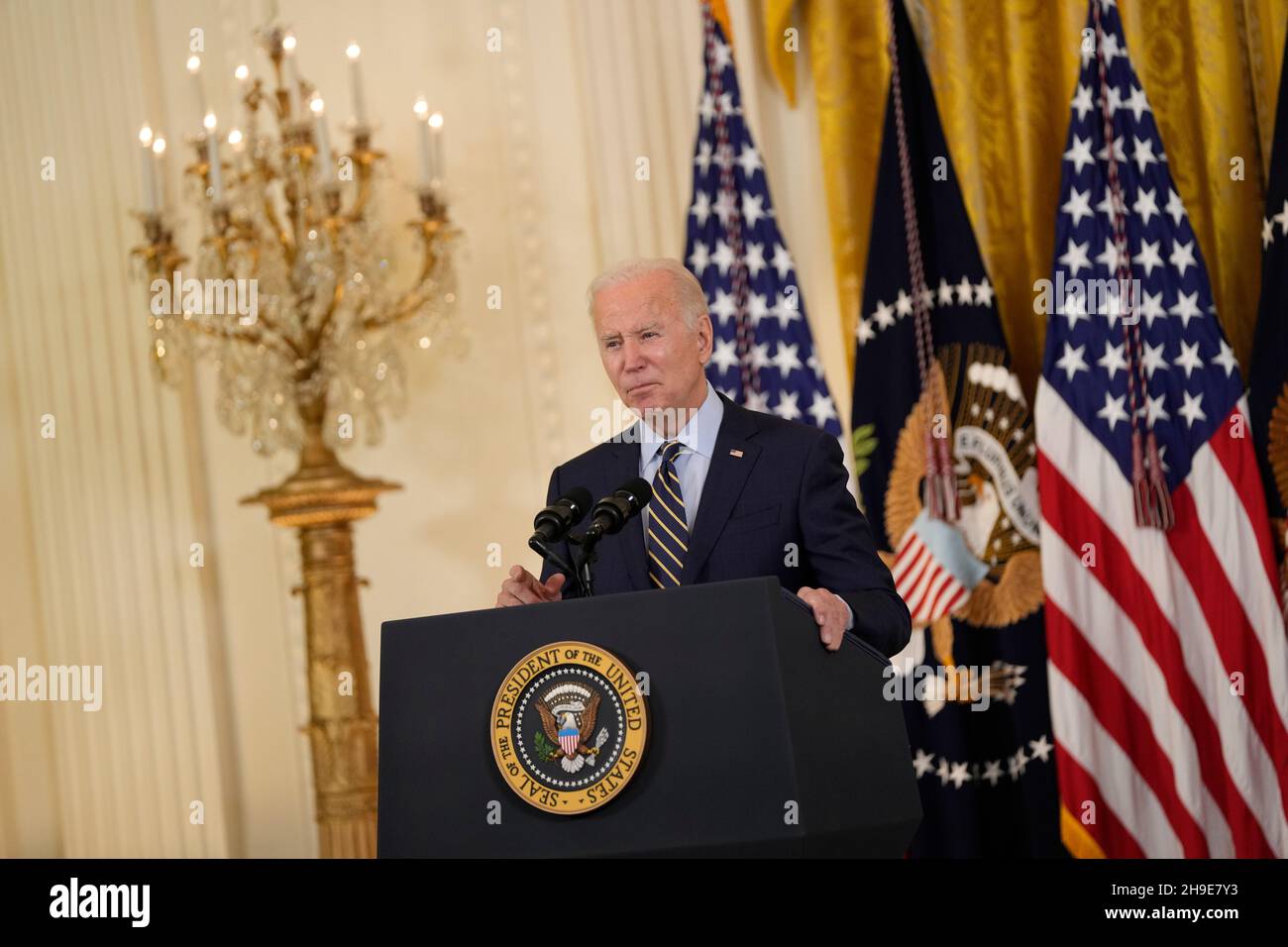 Washington, Vereinigte Staaten.06e décembre 2021.Le président des États-Unis Joe Biden fait des remarques sur la façon dont son Build Back Better Act va réduire les coûts des médicaments d'ordonnance pour des millions d'Américains en permettant à Medicare de négocier le prix des médicaments, dans la salle est de la Maison Blanche à Washington, DC le lundi 6 décembre 2021 crédit :Chris Kleponis/Pool via CNP/dpa/Alay Live News Banque D'Images