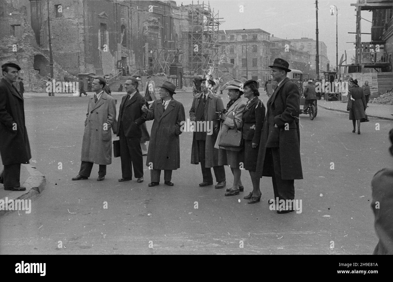 Varsovie, 1947-10-13.Wizyta literatów i platyków jugos³owiañskich W Polsce.NZ. m.in.: Djurdje Teodoroviæ (L), Blae Koneski (2L), Isak Samokovlija (3L), Desanka Maksimoviè (7L), rouge.Vjekoslav Kaleb (8L) prisée pomnikiem Miko³aja Kopernika na Krakowskim Przemieœciu.W tle z lewej koœció³ œw.Krzy¿a. wb/gr PAPVarsovie, le 13 octobre 1947.Visite d'écrivains et d'artistes visuels yougoslaves en Pologne.Photo : Djurdje Teodoroviæ (à gauche), Blae Koneski (2e à gauche), Isak Samokovlija (3e à gauche), Desanka Maksimoviè (7e à gauche), Vjekoslav Kaleb (8e à gauche) devant le monument Mikolaj Kopernik sur Krak Banque D'Images