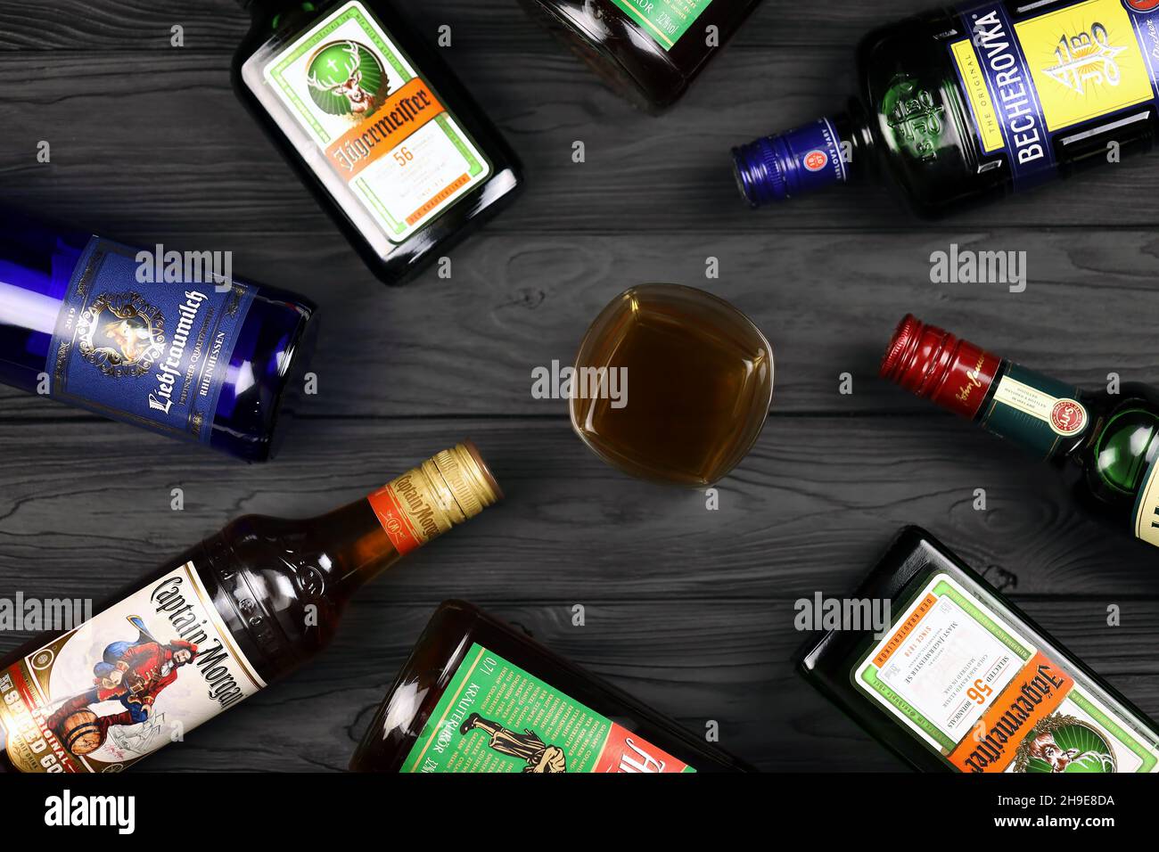 KHARKOV, UKRAINE - 3 DÉCEMBRE 2020 : beaucoup de célèbres bouteilles d'alcool de marque et de verre avec boisson de whisky sur fond noir foncé.Elite alcool productio Banque D'Images