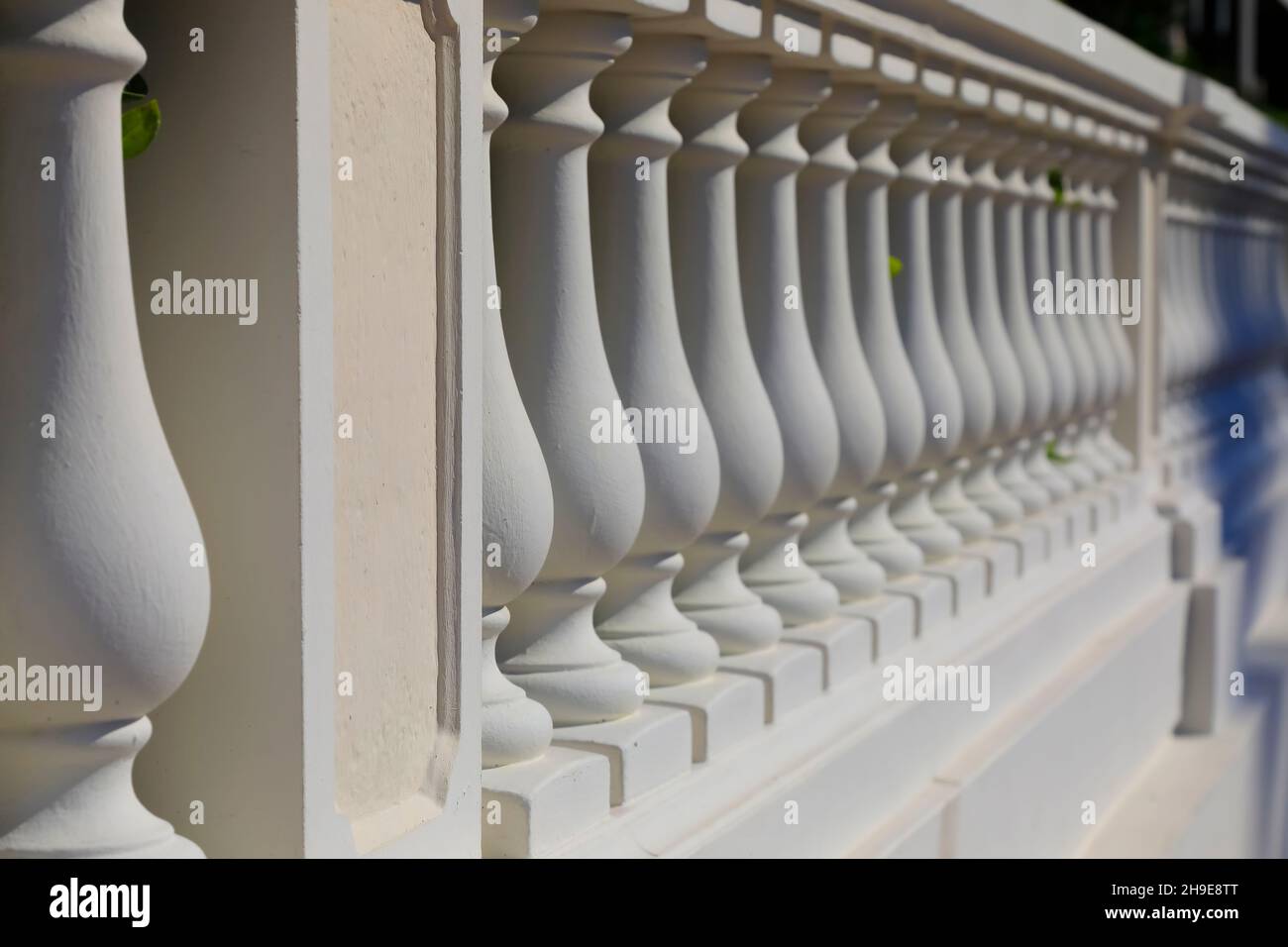 Balustrade colonnes dans une rangée l'une après l'autre, qui sont des éléments de la clôture Banque D'Images