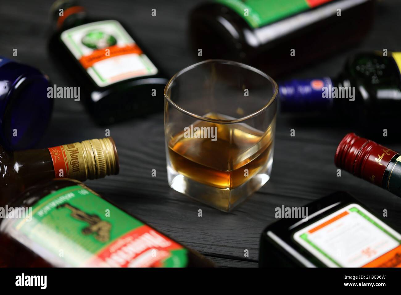 KHARKOV, UKRAINE - 3 DÉCEMBRE 2020 : beaucoup de célèbres bouteilles d'alcool de marque et de verre avec boisson de whisky sur fond noir foncé.Elite alcool productio Banque D'Images