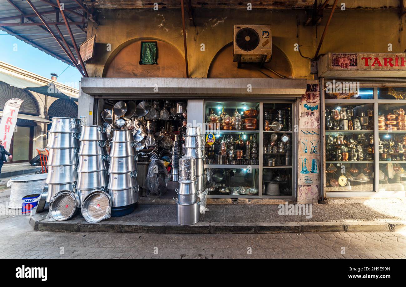 ADANA, TURQUIE - 4 DÉCEMBRE 2021 : le bazar Kazancilar (Adana Kazancilar Carsisi) à Adana, Turquie.Le plus populaire vieux bazar pour les touristes. Banque D'Images