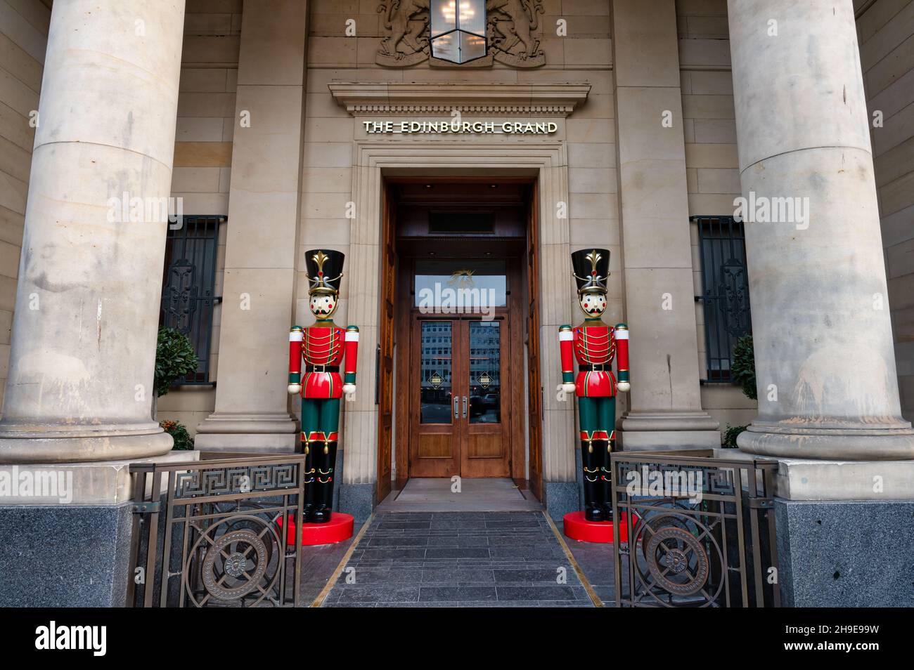 Édimbourg, Écosse - 20 novembre 2021 : l'entrée principale du Grand d'Édimbourg. Avec des décorations de Noël en forme de casse-noisette. Banque D'Images