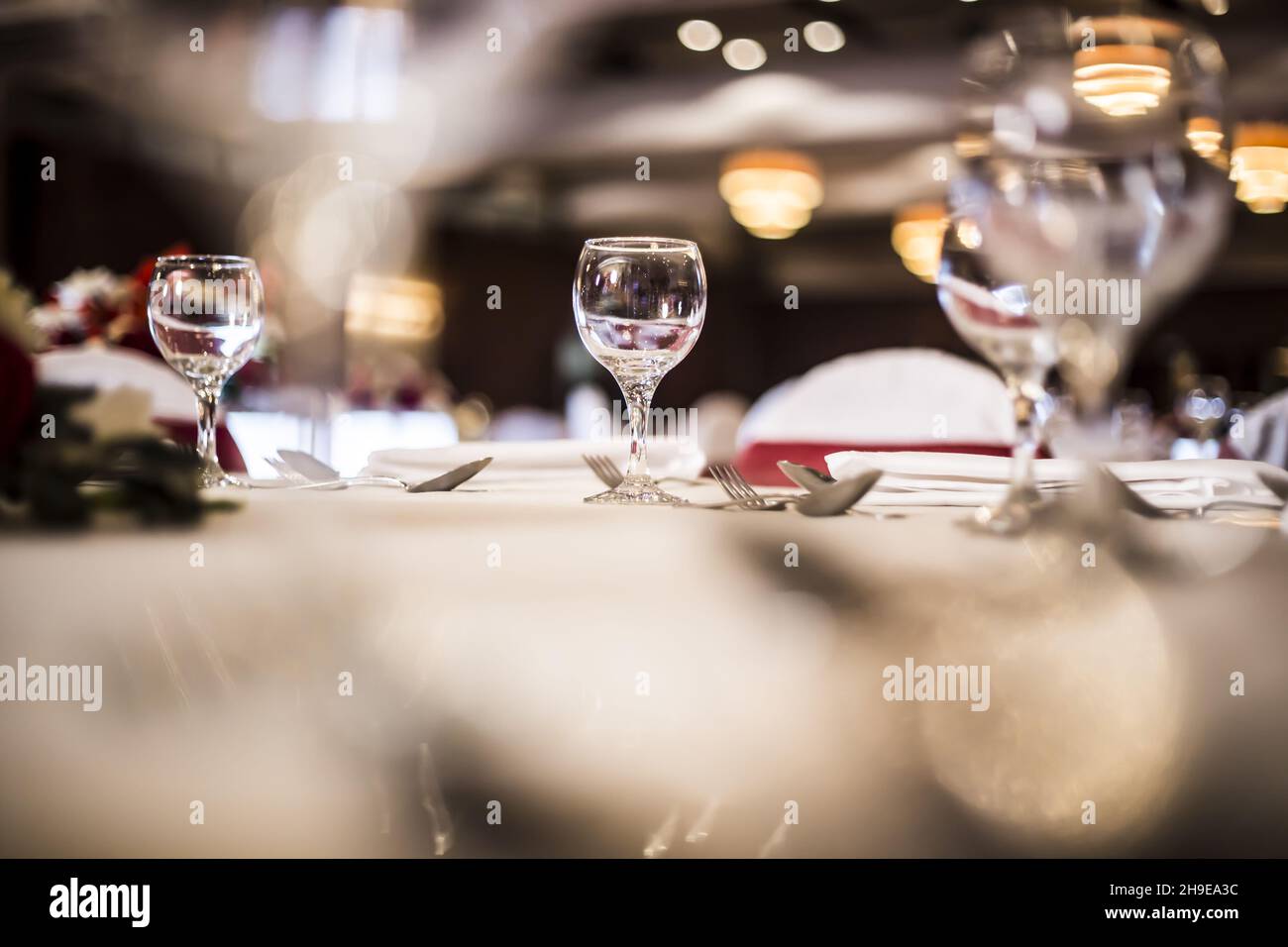 Vue panoramique d'une tasse de verre remplie de liquide sur une table Banque D'Images