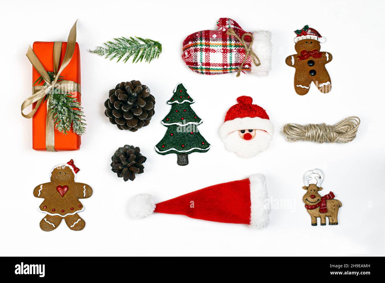 Boîte-cadeau, bonbons de Noël, cône de sapin, jouets décoratifs pour arbres  de Noël, chapeau et gants du Père Noël.Flat Lay sur fond blanc.Concept de  fête Photo Stock - Alamy