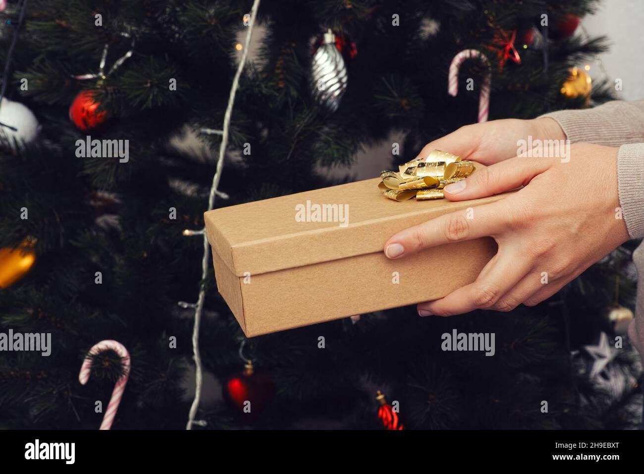 Une femme qui donne un cadeau de noël loin.Gros plan. Banque D'Images