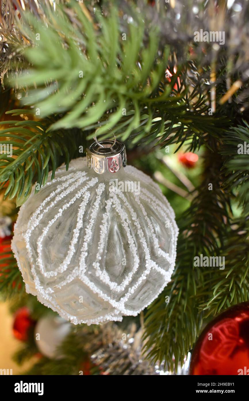 La boule surgelée à l'intérieur de l'arbre de Noël Banque D'Images