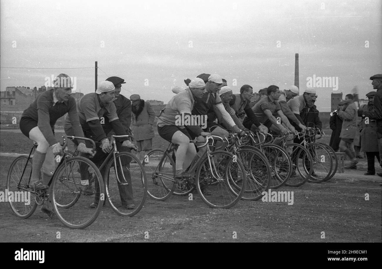 Varsovie, 1947-10-26.Stadion Robotniczego Klubu Sportowego Sarmata przy ul.Wolskiej 77.NZ. Zawody kolarskie na ¿u¿lu z udzia³em najlepszych kolarzy stolicy. ps/gr PAPVarsovie, le 26 octobre 1947.Stade de Worker Sports Club Sarmata au 77, rue Wolska.Photo : une course cycliste sur une piste de cendre avec les meilleurs cyclistes de Varsovie. ps/gr PAP Banque D'Images