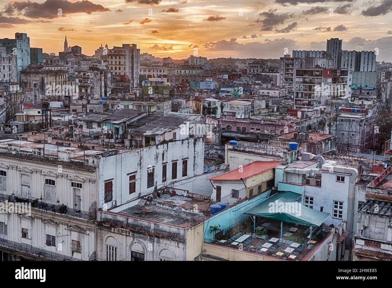 Vue sur le quartier Vedado de la Havane, Cuba est colorée par un coucher de soleil orange au loin. Banque D'Images