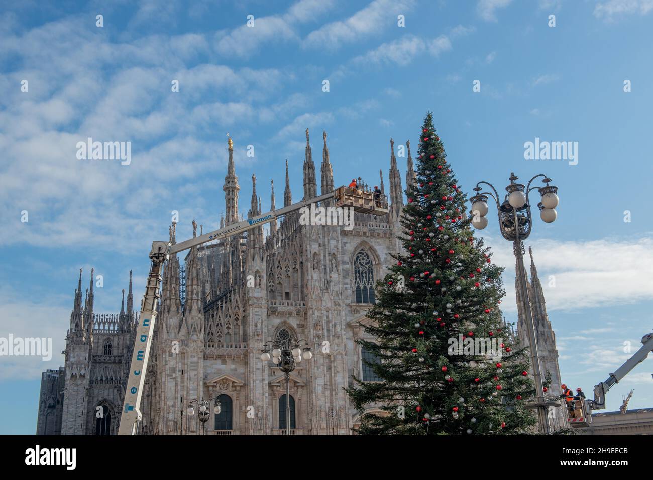 Milan Italie 1er décembre 2021:travailleurs sur la plate-forme tout en décorant l'arbre de Noël à Piazza Duomo à Milan Banque D'Images