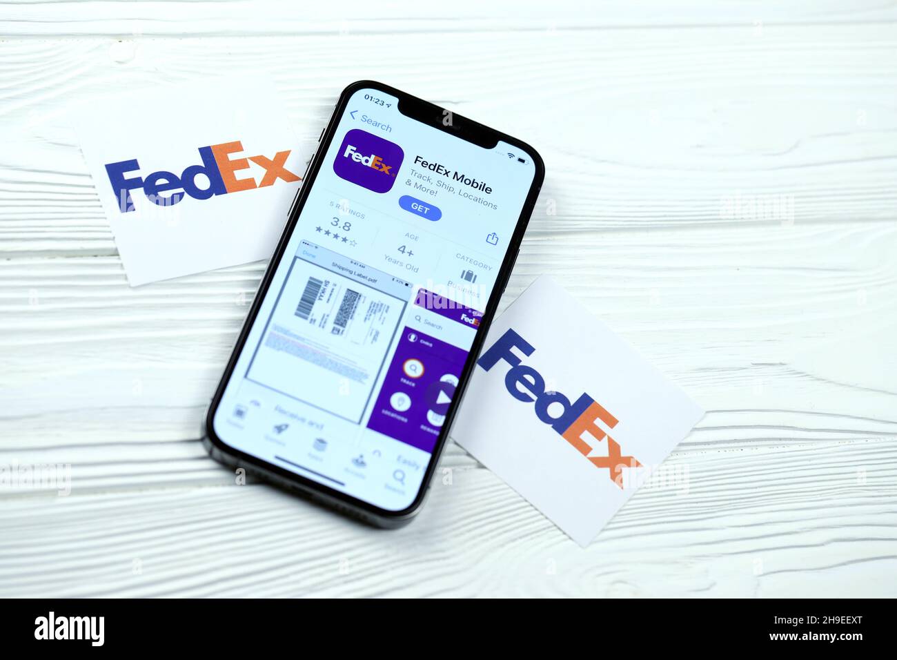 KHARKOV, UKRAINE - 5 MARS 2021 : icône FedEx et application de l'App Store  sur l'iPhone 12 pro écran d'affichage sur table en bois blanc Photo Stock -  Alamy