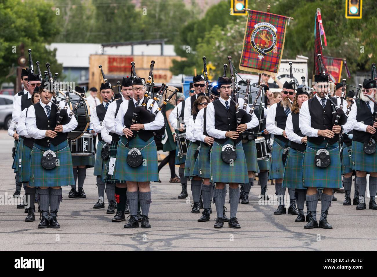 Un groupe écossais de cornemuses et de tambours marche dans un défilé à un festival écossais à Moab, Utah. Banque D'Images