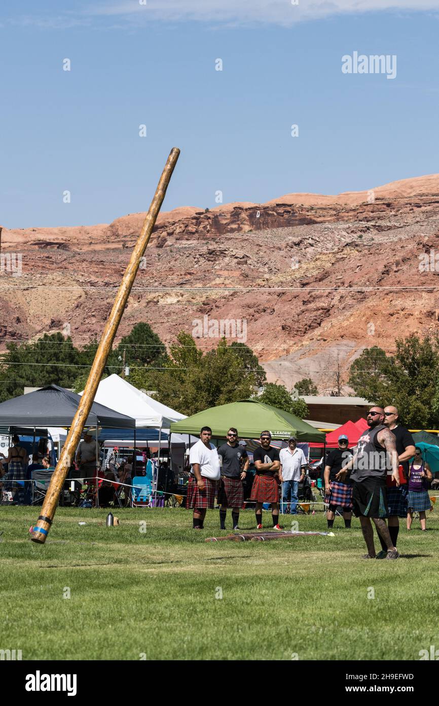 Un concurrent lance le caber dans un concours à un festival écossais dans l'Utah. Banque D'Images