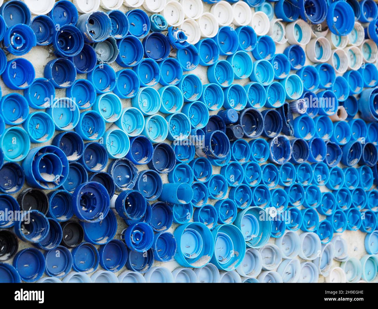 Œuvres d'art réalisées avec des bouchons de bouteille en plastique que l'on trouve sur la plage, île de Vlieland, aux pays-Bas Banque D'Images