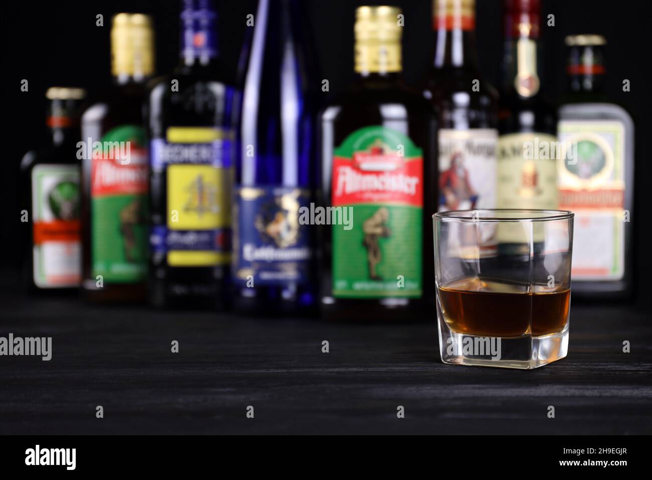 KHARKOV, UKRAINE - 3 DÉCEMBRE 2020 : beaucoup de célèbres bouteilles d'alcool de marque et de verre avec boisson de whisky sur fond noir foncé.Elite alcool productio Banque D'Images