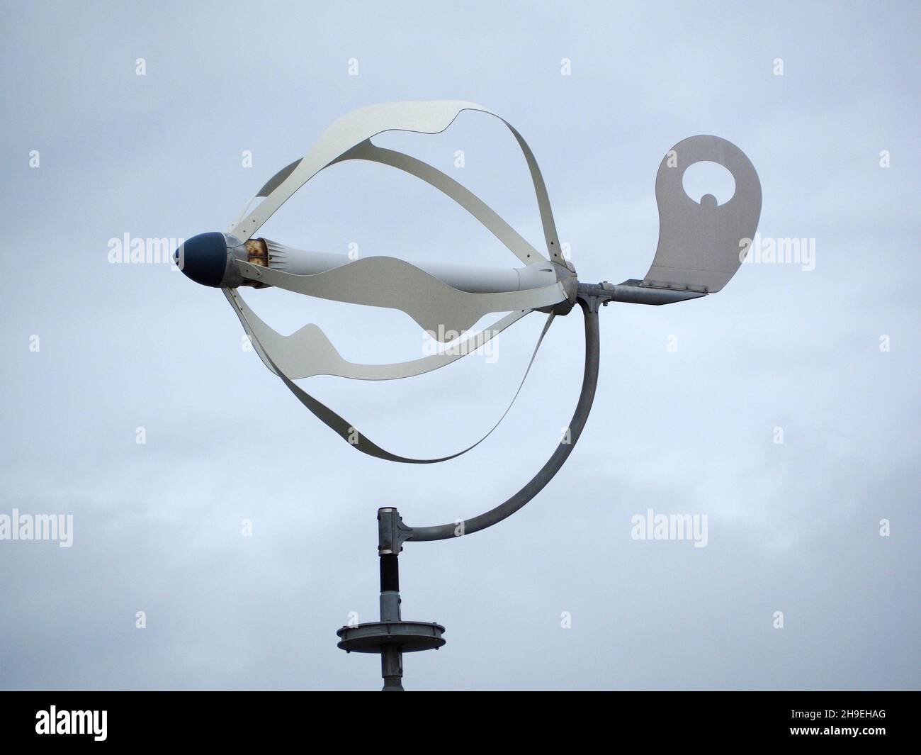 Petite éolienne de conception intéressante montée sur un poteau.Vlieland, Frise, pays-Bas Banque D'Images