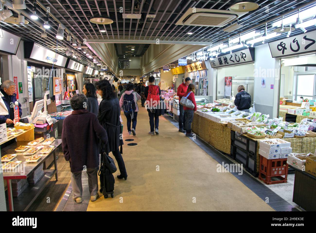 Les gens magasinent à l'intérieur d'un des marchés extérieurs de fruits de mer à Tsukiji, Tokyo, Japon. Banque D'Images