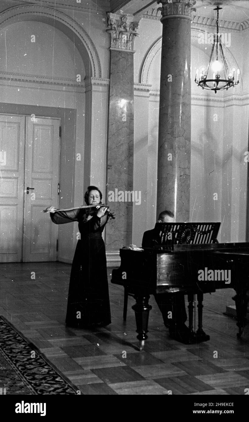 Varsovie, 1947-11.Sala Urzêdu Rady Ministrów.Koncert skrzypcowo-fortepianowy dla uczestników odbywaj¹cej siê W dniach 27-29 listopada II Ogólnokrajowej Konferencji Rektorów i Profesorów Szkó³ Wy¿szych.Na skrzypcach gra Irena Dubiska. bk/mgs PAP Dok³adny dzieñ wydarzenia nieustalony.Varsovie, novembre 1947.Conseil des ministres.Un concert de piano et de violon pour les participants à la 2e Conférence nationale des présidents et professeurs d'établissements d'enseignement supérieur, tenue du 27 au 29 novembre.IRENA Dubiska jouant de la violette. bk/mgs PAP Banque D'Images