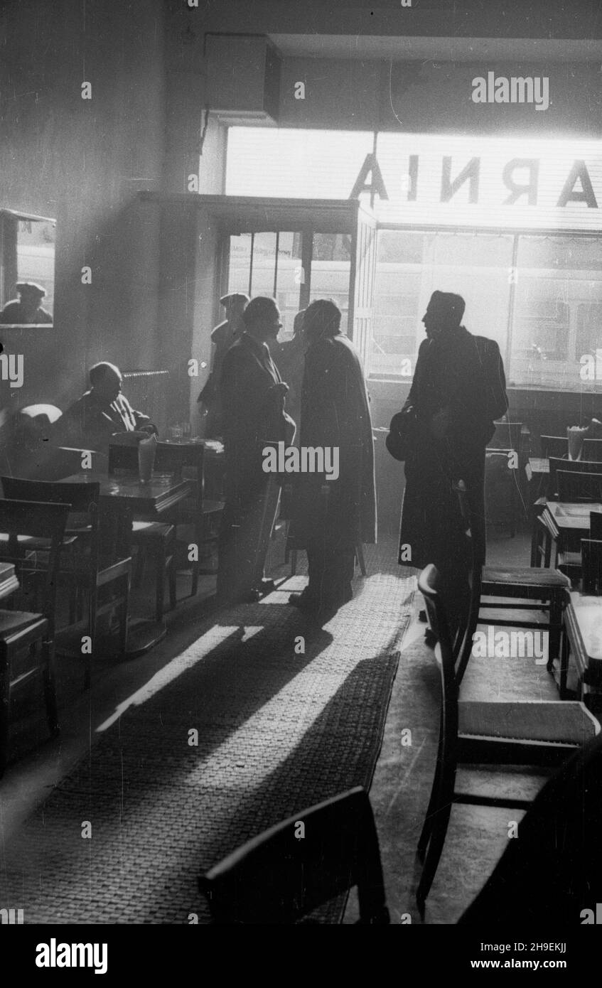 Varsovie, 1947-11.Kawiarnia W Œródmieœciu. wb PAP Dok³adny dzieñ wydarzenia nieustalony.Varsovie, novembre 1947.Un café dans le centre ville. wb PAP Banque D'Images