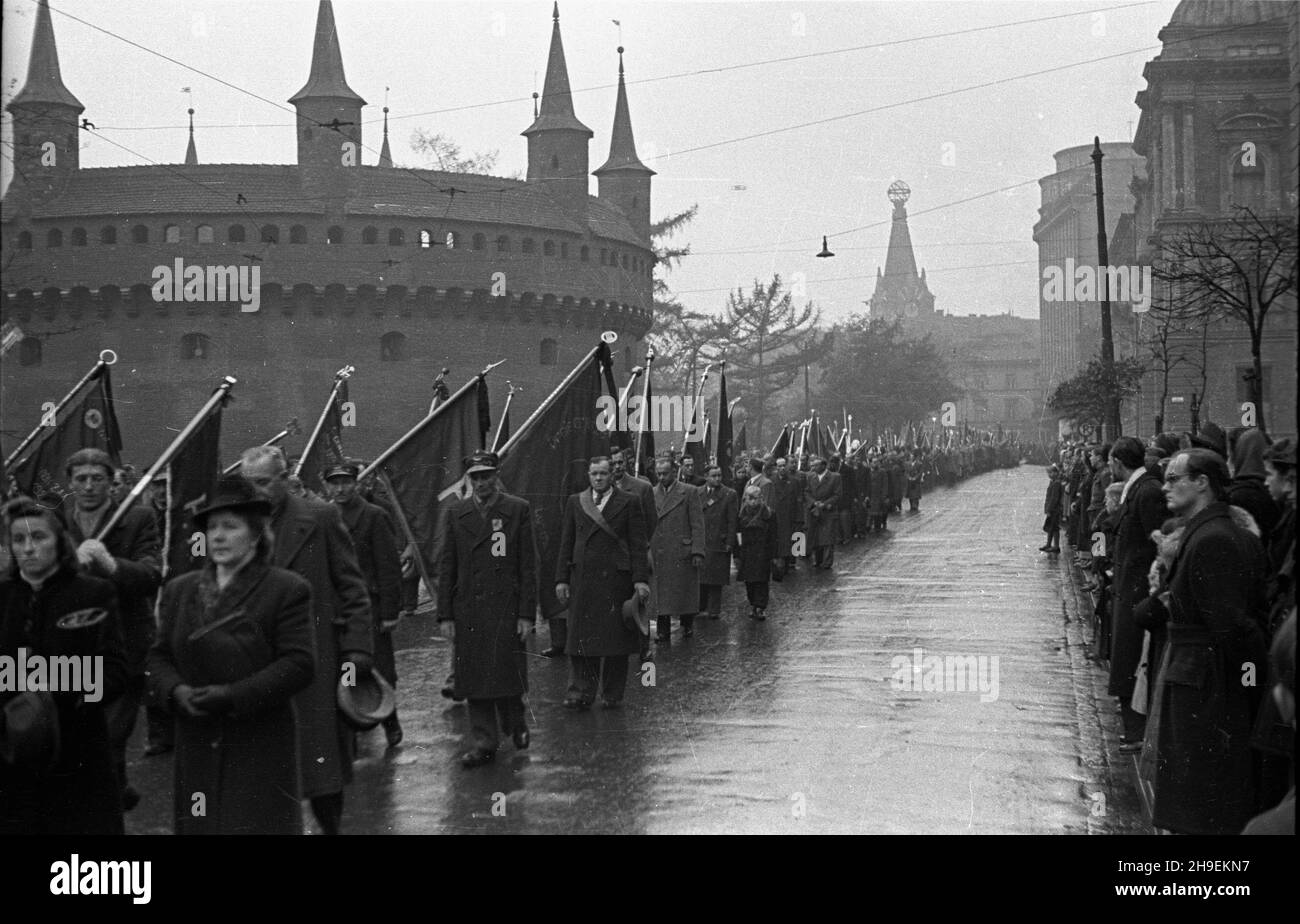 Cracovie, 1947-11-02.Obchody jedenastej rocznicy œmierci przywódcy Polskiej Partii Socjalistycznej Ignacego Daszyñskiego.NZ. Przemarsz uczestników uroczystoœci ulicami miasta na cmentarz Rakowicki.W g³êbi z lewej barbakan (zwany potocznie Rondlem). ps/gr PAPCracovie, le 2 novembre 1947.Commémorations du 11e anniversaire de la mort du leader du Parti socialiste polonais, Ignacy Daszynski.Photo : participants à la cérémonie en direction du cimetière de Rakowicki.En arrière-plan sur la gauche le barbican. ps/gr PAP Banque D'Images