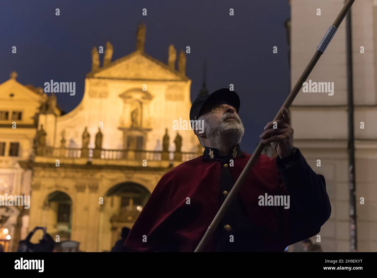 Prague, République tchèque.06e décembre 2021.Un briquet portant un uniforme traditionnel rouge et noir allume une lampe à gaz sur le légendaire pont Charles au centre de Prague.Au cours de l'Avent, les lampes à gaz sont allumées par lamplighter au lieu d'un système automatisé, qui est utilisé le reste de l'année.L'éclairage des rues de Prague remonte à 1847.Des feux à gaz ont été utilisés jusqu'en 1985.En 2002, les lampes à essence ont été réintroduites dans le centre-ville.(Photo de Tomas Tkachik/SOPA Images/Sipa USA) crédit: SIPA USA/Alay Live News Banque D'Images