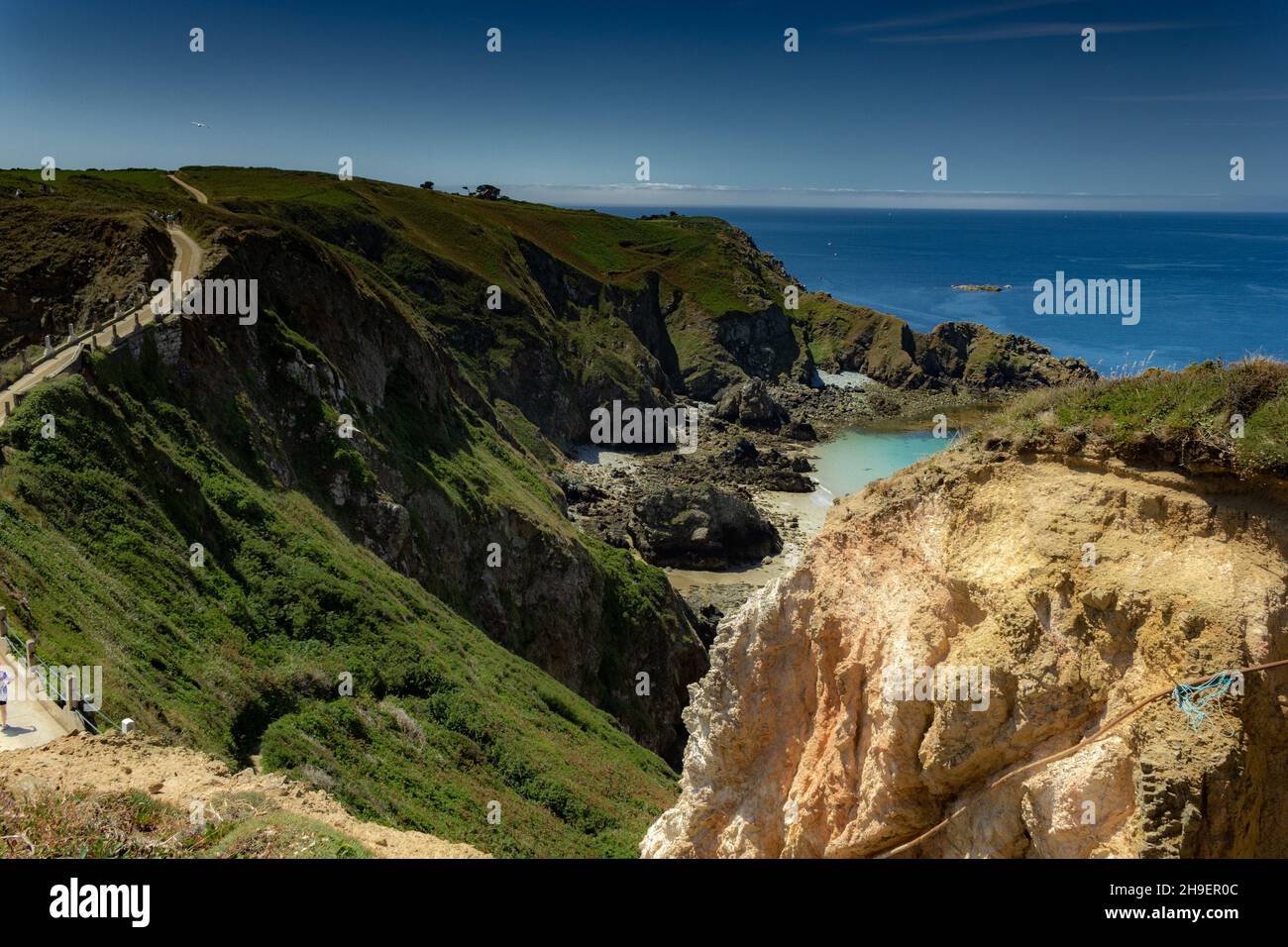 Les îles Anglo-Normandes de Jersey, Guernesey et Sark en été avec soleil,  ciel clair et nature verte avec plage Photo Stock - Alamy