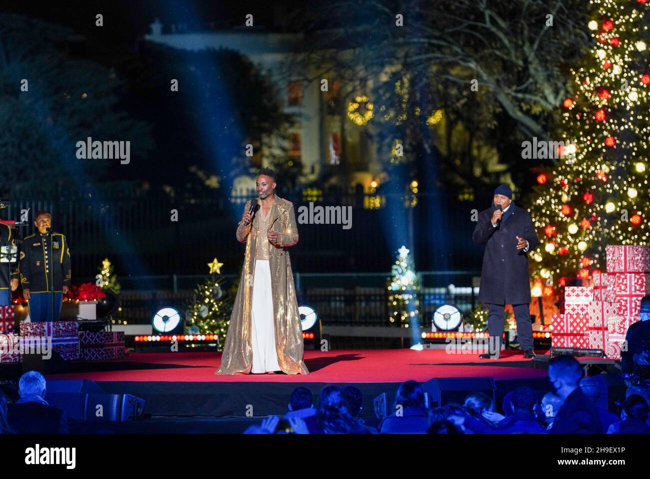 Washington, États-Unis d'Amérique.02 décembre 2021.Le rappeur LL Cool J, à droite, présente la chanteuse Billy porter sur scène lors de la cérémonie nationale d'éclairage des arbres de Noël sur l'ellipse, le 2 décembre 2021 à Washington, D.C., crédit: Tami A. Heilemann/É.-U.Service intérieur/Alamy Live News Banque D'Images