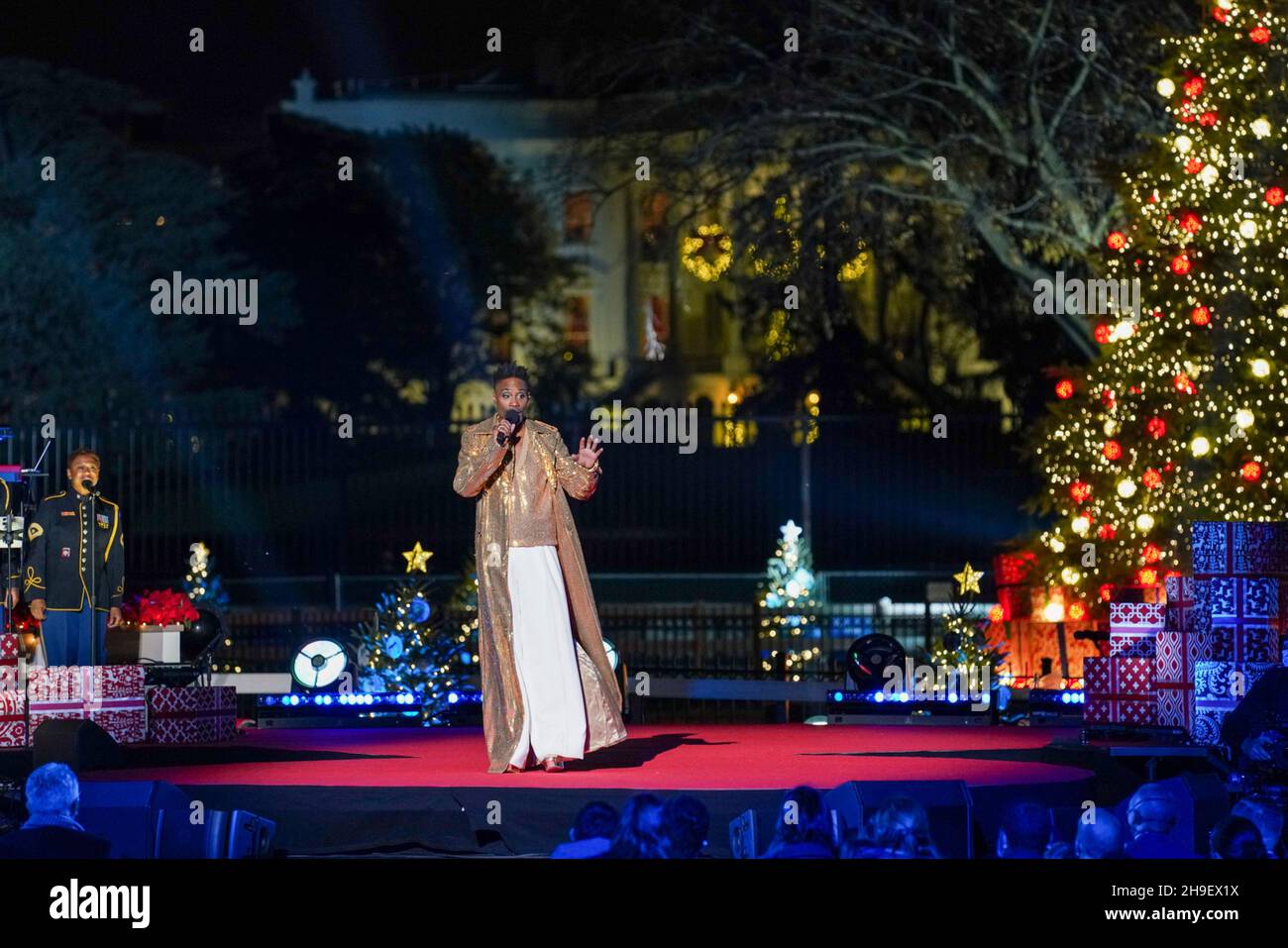 Washington, États-Unis d'Amérique.02 décembre 2021.Le chanteur Billy porter se produit sur scène lors de la cérémonie nationale d'éclairage des arbres de Noël sur l'ellipse, le 2 décembre 2021 à Washington, D.C., crédit: Tami A. Heilemann/É.-U.Service intérieur/Alamy Live News Banque D'Images