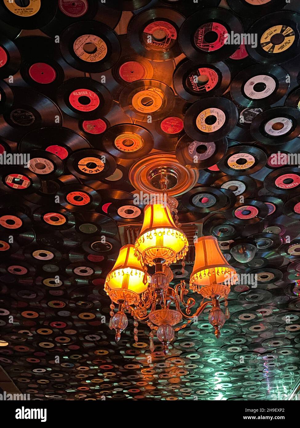 Le plafond du bar de la boîte de nuit Mint est décoré avec de vieux disques individuels de 45 tr/min à Los Angeles, CA Banque D'Images