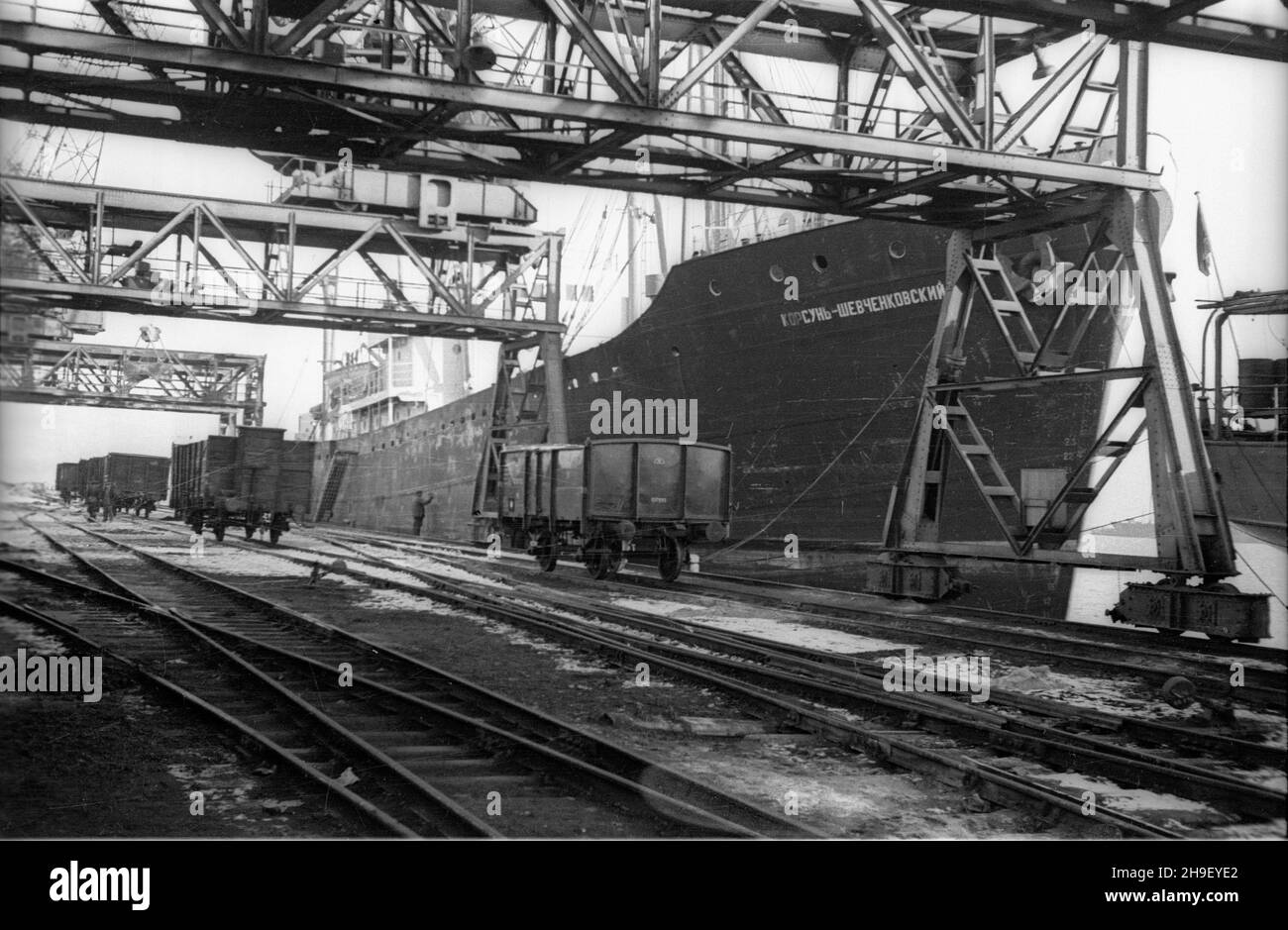 Gdynia, 1947-12.Dziêki intensywnej odbudowie ze zniszczeñ wojennych Port Gdynia odzyska³ W roku 1947 r. wydajnoœæ z okresu miêdzywojennego.NZ. Radziecki masowiec przy nabrze¿u portowym, na pierwszym planie dŸwigi bramowe i bocznica kolejowa. po/mgs PAP Dok³adny dzieñ wydarzenia nieustalony.Gdansk, décembre 1947.Le port de Gdansk a retrouvé l'efficacité opérationnelle avant la Seconde Guerre mondiale déjà en 1947 en raison de la reconstruction intensive après la destruction de la Seconde Guerre mondiale.Photo : un cargo soviétique en vrac, des grues et une voie de chemin de fer. po/mgs PAP Banque D'Images