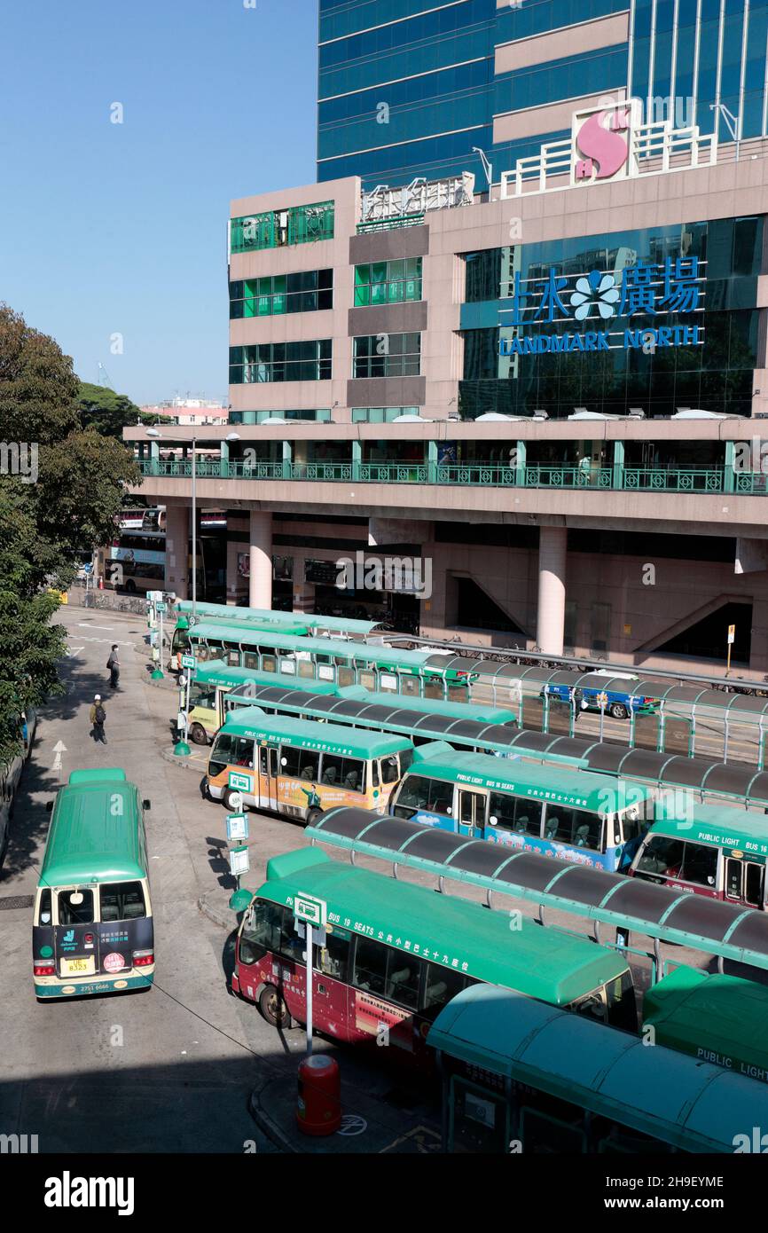 Public Light bus (minibus vert, 16 places) terminus adjacent à Landmark North et à la station de métro Sheung Shui, Hong Kong, Chine 14th nov 2021 Banque D'Images