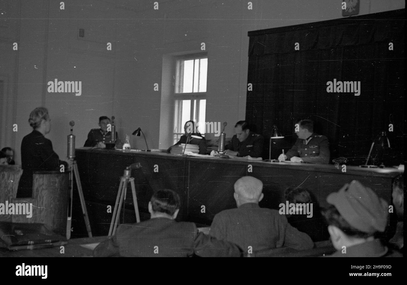 Varsovie, 1947-12.cz³onków Komitetu Porozumiewawczego Organizacji Demokratycznych Polski Podziemnej i III Zarz¹du (Komendy) Zrzeszenia Wolnoœæ i Niezawis³oœæ, oskar¿onych o szpiegostwo na rzecz pañstw zachodnich.Rozprawy przed Wojskowym S¹dem Rejonowym odbywa³y siê miêdzy 3 i 27 grudnia.NZ. Zeznaje Marta Marynowska, t³umaczka ambasady brytyjskiej, oskar¿ona o udzia³ W spisku.ZA sto³em sêdziowskim widoczni m.in.I Zastêpca Naczelnego Prokuratora Wojska Polskiego p³k Stanis³aw Zarako-Zarakowski (1L) i przewodnicz¹cy sk³adu orzekaj¹cego pp³k Franciszek Szeliñski (3L). po/mgs Banque D'Images