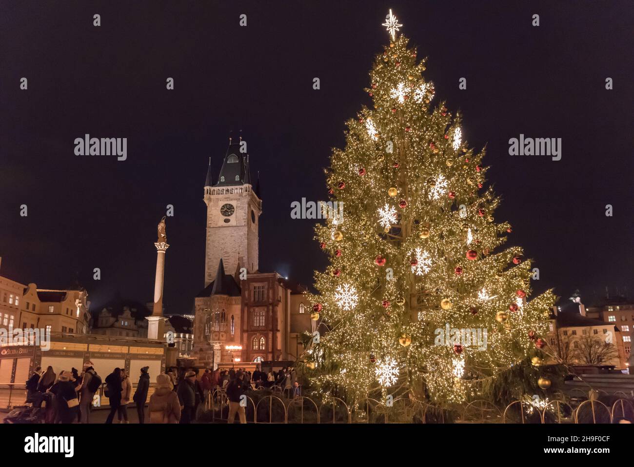 Prague, République tchèque.06e décembre 2021.Arbre de Noël illuminé vu sur la place de la vieille ville de Prague.Le célèbre marché de Noël de la place de la Vieille ville de Prague est fermé en raison de la pandémie du coronavirus et des restrictions actuelles en matière d'état d'urgence en République tchèque.Crédit : SOPA Images Limited/Alamy Live News Banque D'Images