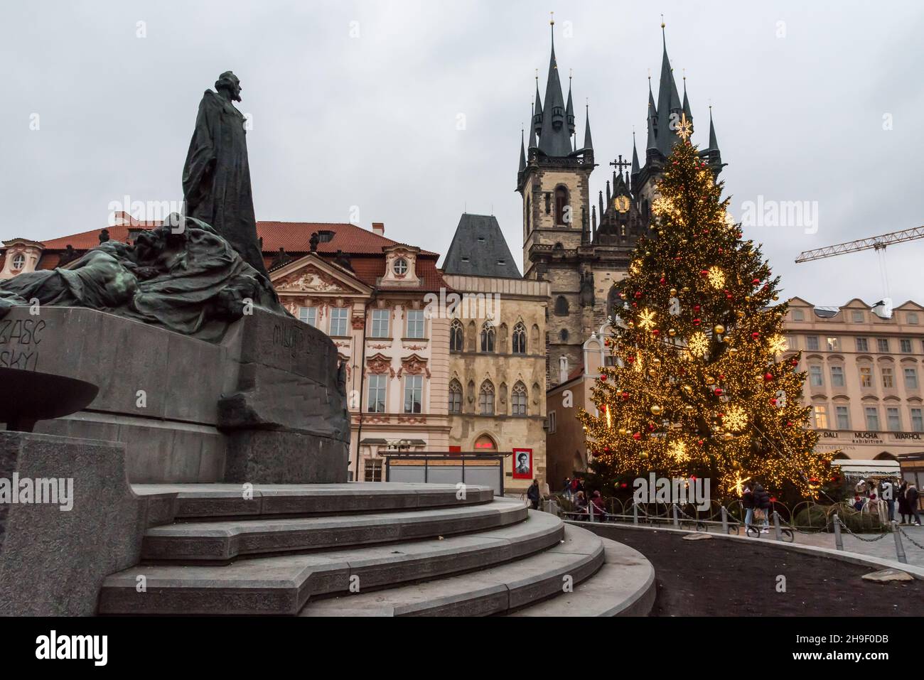 Prague, République tchèque.06e décembre 2021.Arbre de Noël illuminé vu sur la place de la vieille ville de Prague.Le célèbre marché de Noël de la place de la Vieille ville de Prague est fermé en raison de la pandémie du coronavirus et des restrictions actuelles en matière d'état d'urgence en République tchèque.Crédit : SOPA Images Limited/Alamy Live News Banque D'Images