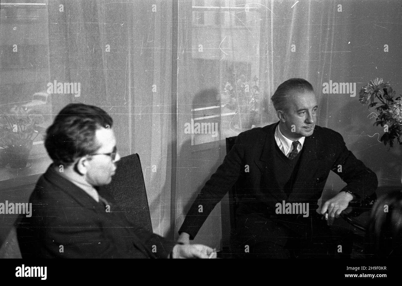 Varsovie, 1947-12.Wizyta W Polsce cz³onków Francaskiej Partii Komunistycznej.Spotkanie W Ministerstwie Kultury i Sztuki.kultury i sztuki Stefan Dybowski (L) i poeta Paul Eluard (w³aœc.Eugene Grindel) (2L). po/mgs PAP Dok³adny dzieñ wydarzenia nieustalony.Varsovie, décembre 1947.Visite en Pologne de membres du Parti communiste français.Une réunion au ministère de la culture et de l'art.Photo : le ministre de la Culture et de l'Art Stefan Dybowski (à gauche) et le poète Paul Eluard (Eugene Grindel) (deuxième à gauche). po/mgs PAP Banque D'Images