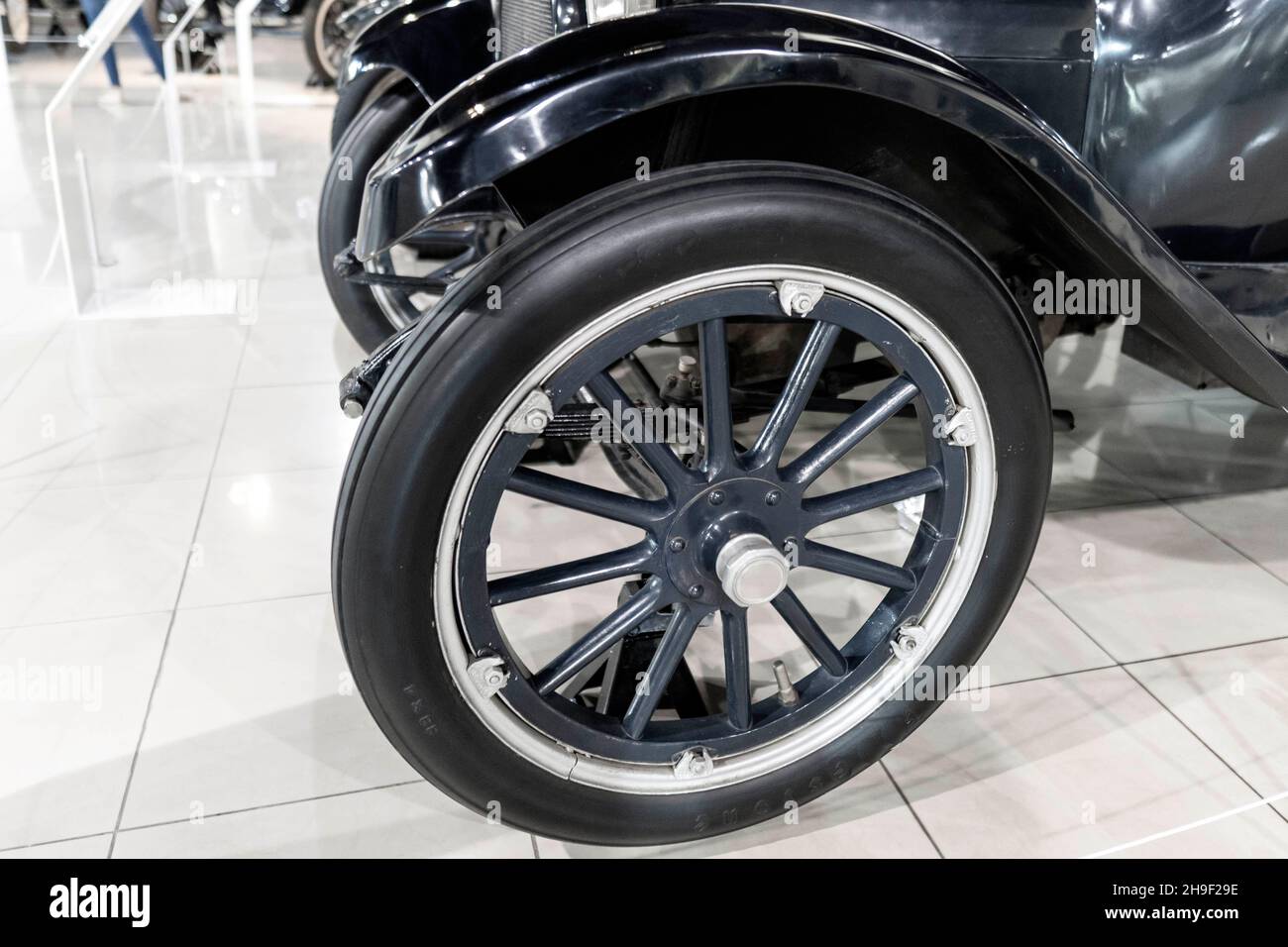 Roue ou pneu de l'ancienne voiture américaine classique à partir du début des années 1900 Banque D'Images