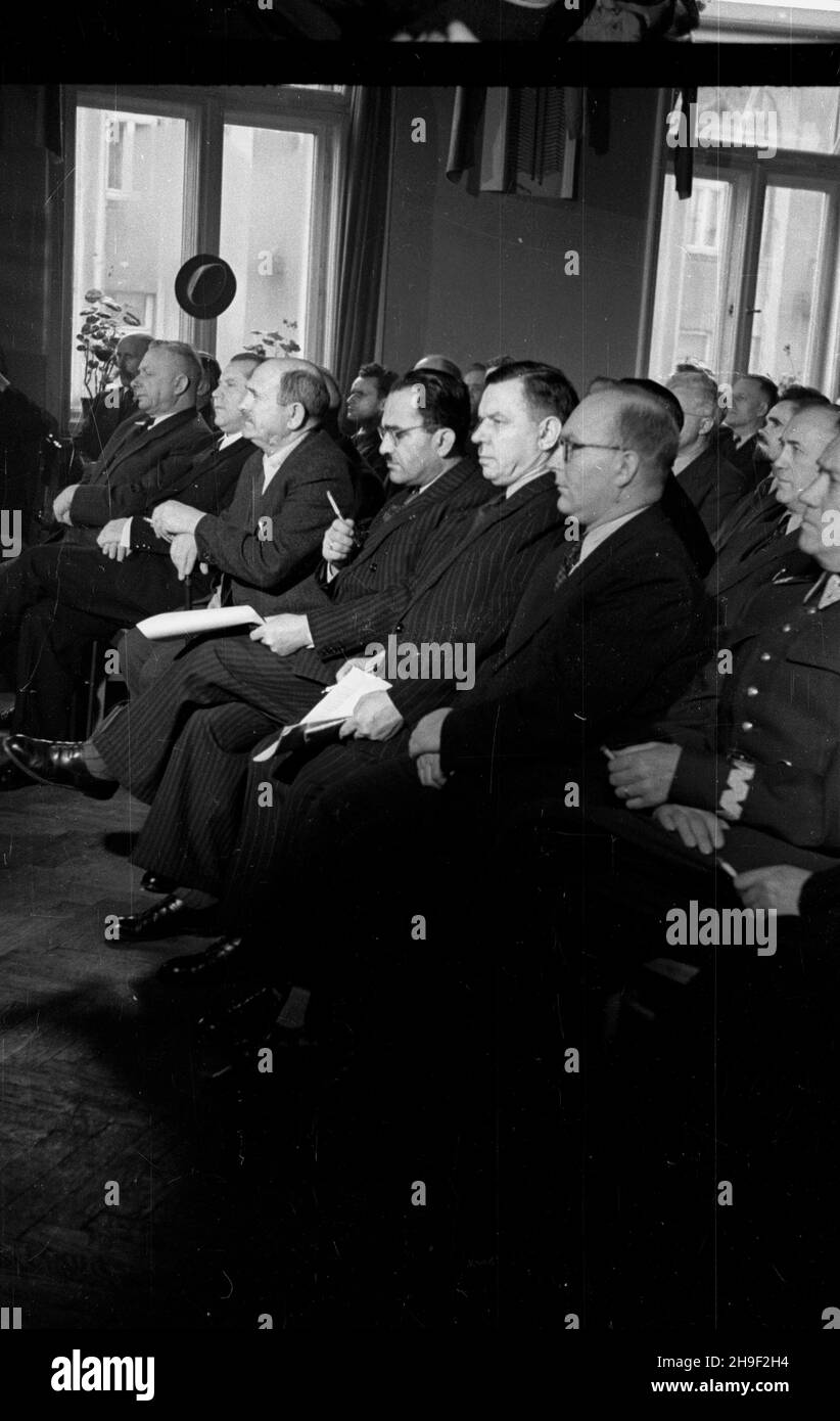 Varsovie, 1947-12-07.Obrady Rady Naczelnej Stronnictwa Ludowego W gmachu partii przy ul.Bagatela.m.in. od lewej ministre rolnictwa i reform rolnych Jan D¹b-Kocio³ (2), sekretarz generalny SL, wicepremier Antoni Korzycki (3), marsza³ek Sejmu W³adys³aw Kowalski (4), przewodnicz¹cy Kluów Poselskiego SL Jan Grubecki (5), ministre Polasky Polaskin Boles³aw (6).Gustaw Paszkiewicz (9). po/mgs PAPVarsovie, le 7 décembre 1947.Débats du Conseil principal du Parti paysan (SL) sur la rue Bagatela.Photo de gauche: Le ministre de l'Agriculture et des réformes rurales Jan DAB-Kociol (2e), le secrétaire gener de SL Banque D'Images