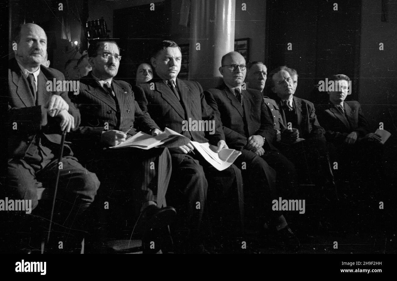 Varsovie, 1947-12-07.Obrady Rady Naczelnej Stronnictwa Ludowego W gmachu partii przy ul.Bagatela.m.in marsza³ek Sejmu W³adys³aw Kowalski (1), przewodnicz¹cy Klubu Poselskiego SL Jan Grubecki (2), ministre lasów Boles³aw Podedworny (3), gen.Gustaw Paszkiewicz (5). po/mgs PAPVarsovie, le 7 décembre 1947.Débats du Conseil principal du Parti paysan (SL) sur la rue Bagatela.Photo de gauche : Président de Sejm Wladyslaw Kowalski (1er), chef de SL Wincenty Baranowski (1er), chef de caucus parlementaire de SL Jan Grubecki (2e), ministre des forêts Boleslaw Podedworny (3e), général Gustaw Paszkie Banque D'Images