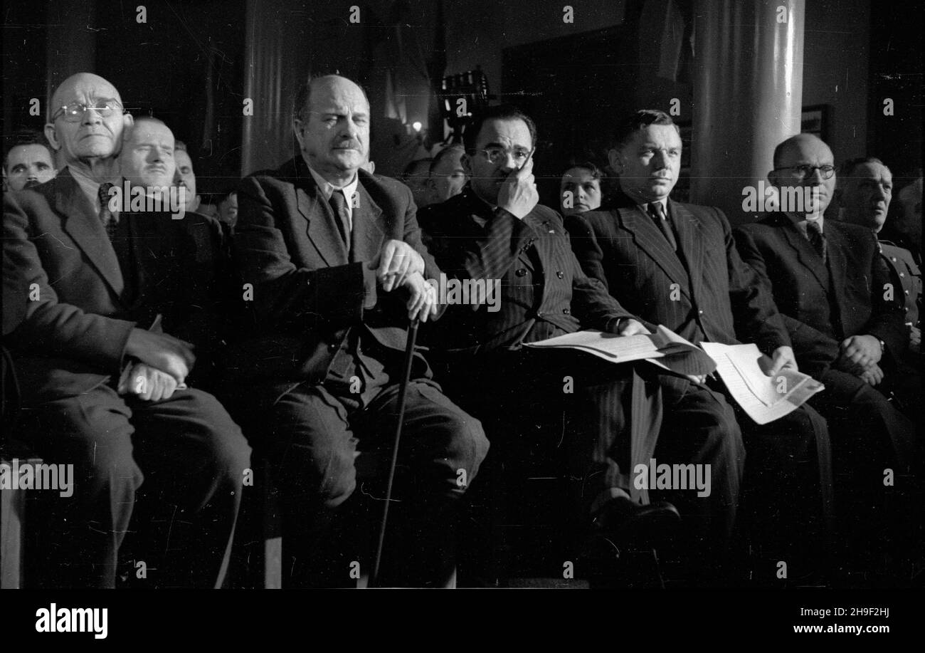 Varsovie, 1947-12-07.Obrady Rady Naczelnej Stronnictwa Ludowego W gmachu partii przy ul.Bagatela.NZ. od lewej m.in. Prezes SL Wincenty Baranowski (1), marsza³ek Sejmu W³adys³aw Kowalski (2), przewodnicz¹cy Klubu Poselskiego SL Jan Grubecki (3), ministre lasów Boles³aw Podedworny (4), gen.Gustaw Paszkiewicz (6). po/mgs PAPVarsovie, le 7 décembre 1947.Débats du Conseil principal du Parti paysan (SL) sur la rue Bagatela.Photo de gauche : chef de SL Wincenty Baranowski (1er), Président de Sejm Wladyslaw Kowalski (2e), chef de caucus parlementaire de SL Jan Grubecki (3e), ministre des forêts Boleslaw Podedwo Banque D'Images