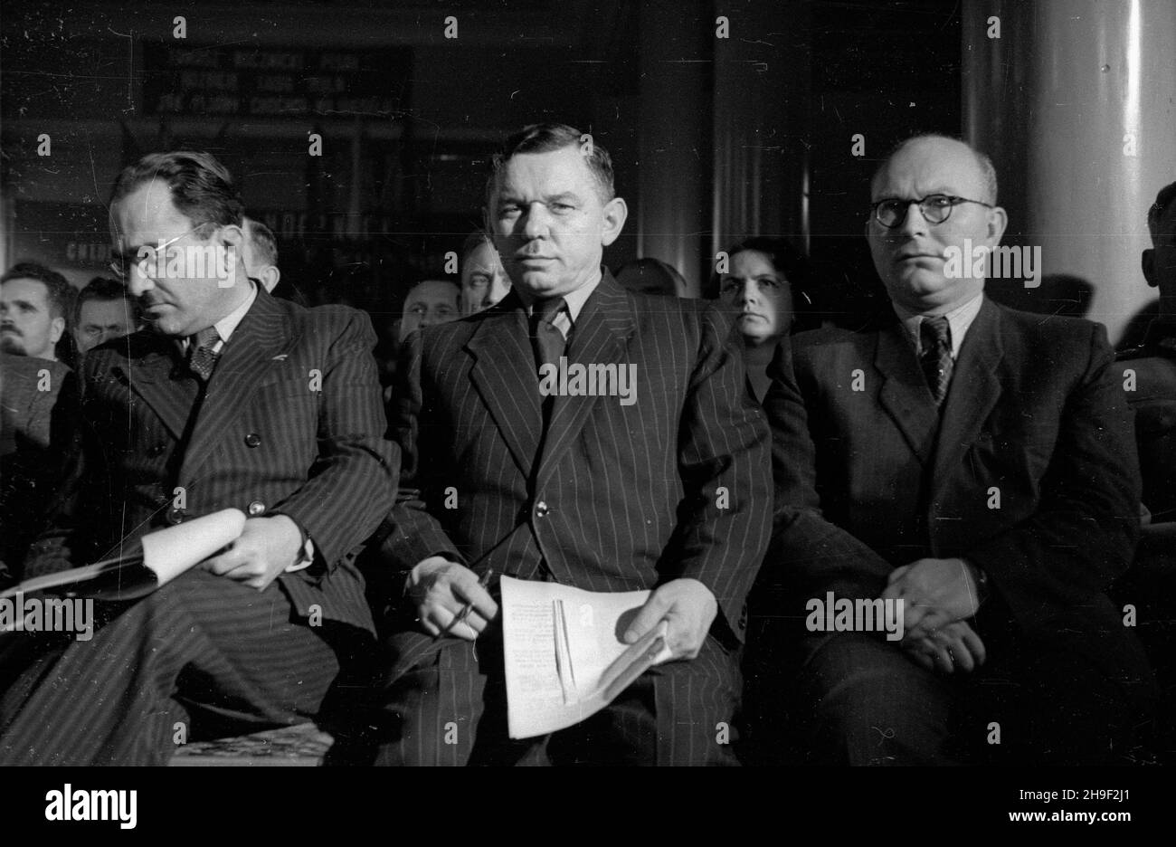 Varsovie, 1947-12-07.Obrady Rady Naczelnej Stronnictwa Ludowego W gmachu partii przy ul.Bagatela.m.in. od lewej przewodnicz¹cy Klubu Poselskiego SL Jan Grubecki (1), ministre lasów Boles³aw Podedworny (2). po/mgs PAPVarsovie, le 7 décembre 1947.Débats du Conseil principal du Parti paysan (SL) sur la rue Bagatela.Photo de gauche : chef du caucus parlementaire de SL, Jan Grubecki (1er), ministre des forêts, Boleslaw Podedworny (2e). po/mPAP Banque D'Images