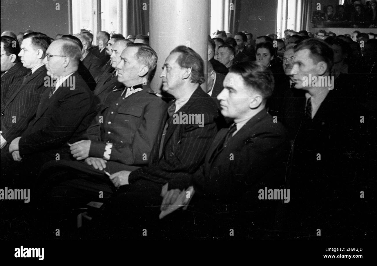 Varsovie, 1947-12-07.Obrady Rady Naczelnej Stronnictwa Ludowego W gmachu partii przy ul.Bagatela.NZ. m.in. w pierwszym rzêdzie ministre lasów Boles³aw Podedworny (2L) i gen.Gustaw Paszkiewicz (4L). po/mgs PAPVarsovie, le 7 décembre 1947.Débats du Conseil principal du Parti paysan (SL) sur la rue Bagatela.Photo de la 1re rangée : le ministre des forêts Boleslaw Podedworny (2e à partir de la gauche), le général Gustaw Paszkiewicz (4e à partir de la gauche). po/mgs PAP Banque D'Images